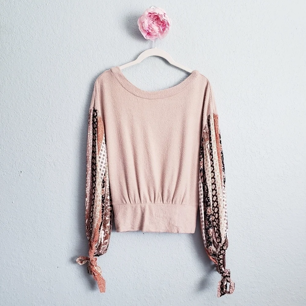 Illa Illa Bohemian Floral Mixed Media Ballon Sleeve Twist Back Knit Top